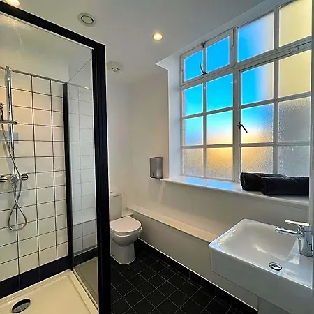 The Wing 4* Bristol